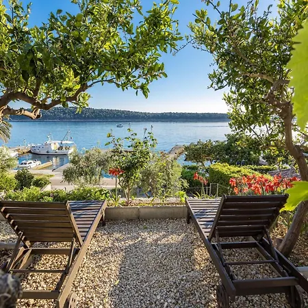 Rab With Private Dock And Sea Views Apartmán