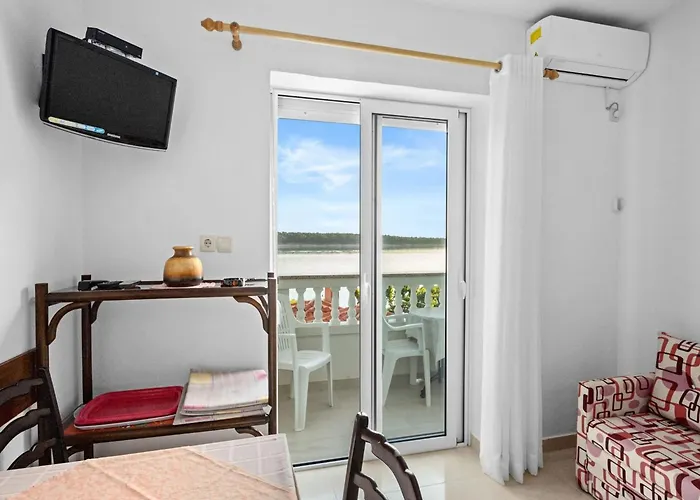 Rab With Private Dock And Sea Views Apartamento