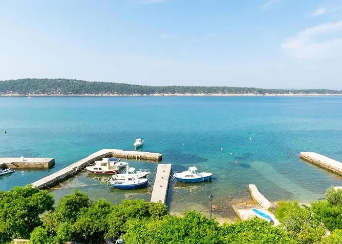Rab With Private Dock And Sea Views Apartamento