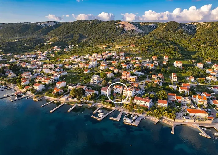 Rab With Private Dock And Sea Views Apartamento