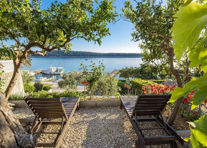 Rab With Private Dock And Sea Views Apartamento